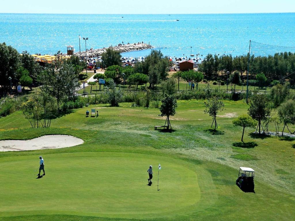 Hotel Maregolf Каорле Экстерьер фото